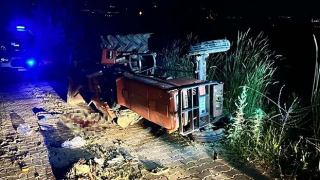 Devrilen traktörün sürücüsü öldü, eşi yaralandı