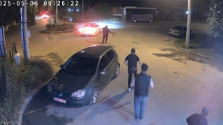 Drift yapan sürücünün otomobiline tabure fırlattı
