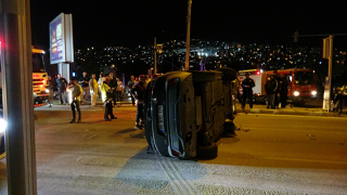 İzmir'de kontrolden çıkarak takla atan otomobil, trafik lambasına çarptı: 1 yaralı