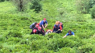 Rize'de balık tuttuğu dereye düşen kişi çıktığı kayanın üzerinden ekiplerce alındı