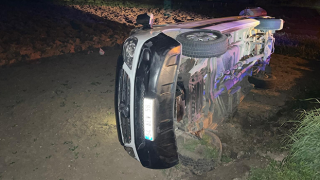Şoför yolculara para üstü verirken minibüs şarampole yuvarlandı; 9 yaralı
