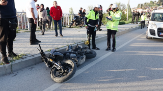 Trafik levhasına çarpan motosikletteki üniversite öğrencisinin bacağı koptu