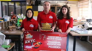 Türkiye’den aldığı bayrağı Kıbrıs’ta göndere çeken robot projesiyle TEKNOFEST’te birinci oldular
