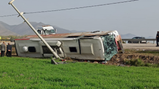 Van'da yolcu otobüsü devrildi: 28 yaralı