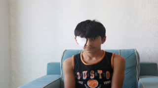 Yapıştırıcı sıçrayınca kapanan göz kapağı doktor müdahalesiyle açıldı