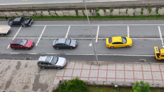 Rize'de Sıra Dışı Kaza: Seyir Halindeki Kamyonetten Fırlayan Lastik Taksiye Çarptı!