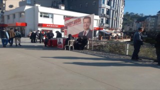 Saadet Partisi Ardeşen İlçe Başkanlığı, ilçe meydanında kurduğu üye stantlarıyla vatandaşlarla buluşmayı sürdürüyor.